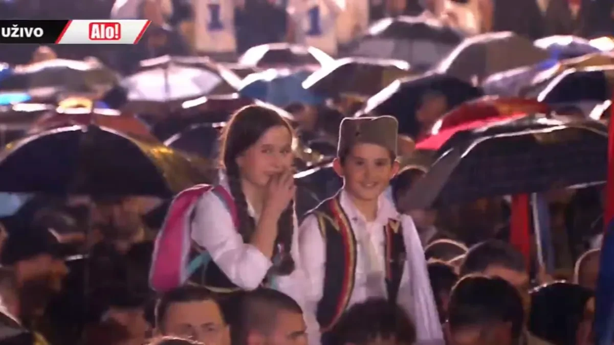 Mališani u Nišu oduševili pred kamerama: Došli po kiši da vide Vučića, ova scena je sve raznežila