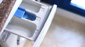 Ako voda ostaje u pregradi za omekšivač, prvo proverite ovaj deo veš-mašine: Zbog toga veš smrdi iako je opran