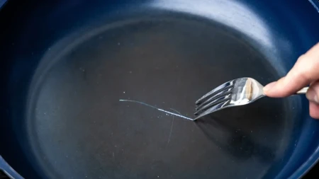 Da li teflonski tiganj posle prve ogrebotine treba da leti u kantu?