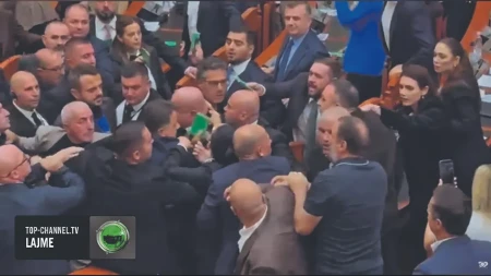 Opsadno stanje u Albaniji nakon obračuna policije i demonstranata, sad tuča i u Skupštini: Tirana gori, mlatili se i poslanici u parlamentu
