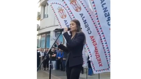 Vranje je uz Vučića! „Ruzmarin“ se ori gradom, devojka zapevala pred okupljenim građanima, svi je pozdravili aplauzom!