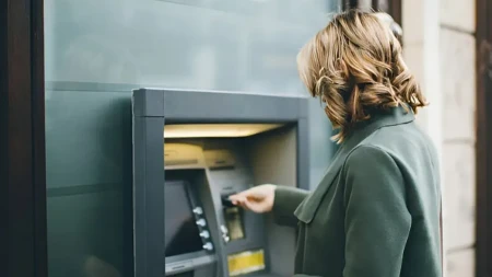 Bankomati u Evropi menjaju pravila - uvode se glasovna uputstva, šta će biti sa starim uređajima
