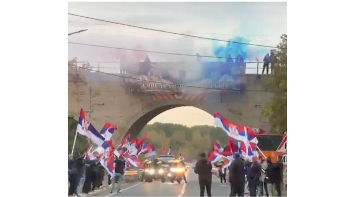 Kula je u bojama srpske zastave! Nestvarne scene sa ulica: Građani uz baklje i pesmu pružili podršku Vučiću (VIDEO) 