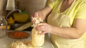 Hrskavi kiseli kupus iz tegle — recept sa pravom merom soli i vode