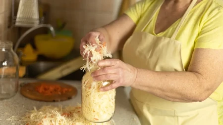 Hrskavi kiseli kupus iz tegle — recept sa pravom merom soli i vode