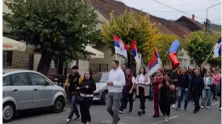 Brus u bojama srpske trobojke! Zastave, baloni i baklje na skupu Ujedinjene Srbije: Crveno-plavo-beli dim prekrio ulicu!