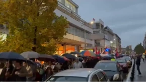 Ni kiša nije omela Kraljevčane: Veliki broj građana pružio podršku listi broj 1 uz trobojke i balone (VIDEO)