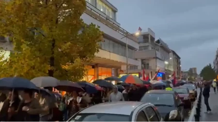 Ni kiša nije omela Kraljevčane: Veliki broj građana pružio podršku listi broj 1 uz trobojke i balone (VIDEO)