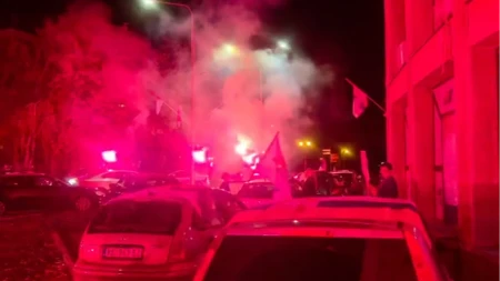„Ruzmarin“ se ori Vrbasom! Baklje zapalile atmosferu, zastave se vijore u znak podrške listi „Aleksandar Vučić – Ujedinjena Srbija“ (VIDEO)