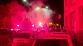 „Ruzmarin“ se ori Vrbasom! Baklje zapalile atmosferu, zastave se vijore u znak podrške listi „Aleksandar Vučić – Ujedinjena Srbija“ (VIDEO)