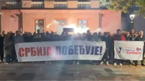 Lajkovac uz listu „Aleksandar Vučić – Ujedinjena Srbija“! Građani razvili ogroman transparent sa snažnom porukom: „Srbija pobeđuje!“ (VIDEO)