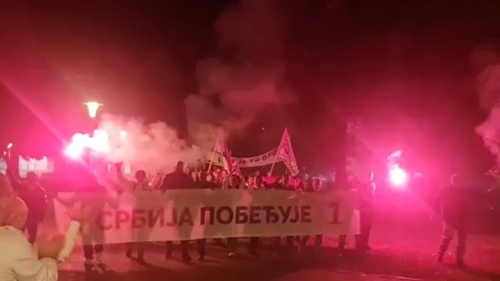 „Srbija pobeđuje!“ odjekuje Bačom! Građani sa trobojkama i bakljama prošetali ulicama uz listu „Aleksandar Vučić – Ujedinjena Srbija“ (VIDEO)