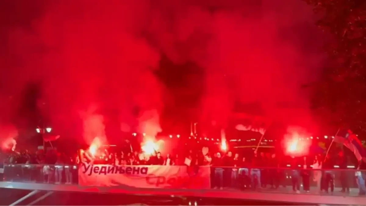 Knjaževac poslao poruku sa mosta! Baklje, srpske zastave i veliki transparent „Ujedinjena Srbija“ privukli pažnju (VIDEO)