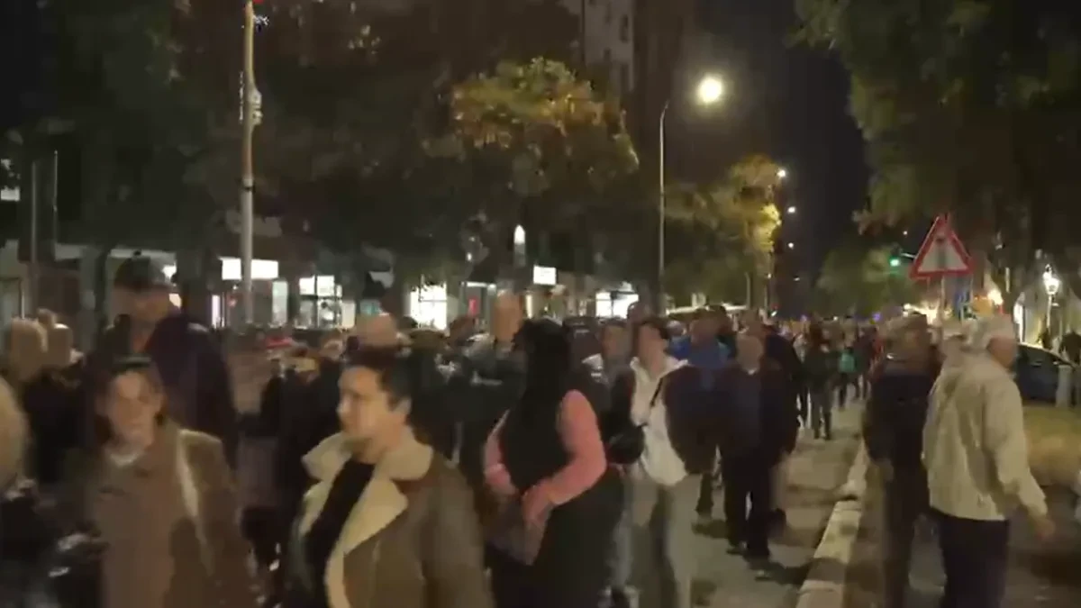 Pančevo zasijalo u crvenom! Baklje obasjale ulice, vijore se zastave u znak podrške listi „Aleksandar Vučić – Ujedinjena Srbija“ (VIDEO)
