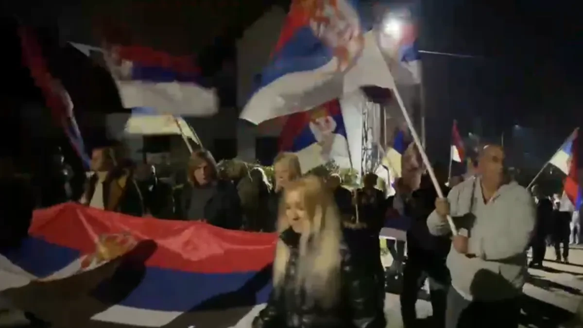 Srpske trobojke preplavile Krupanj! Građani sa zastavama prošetali ulicama u znak podrške listi „Aleksandar Vučić – Ujedinjena Srbija“ (VIDEO)