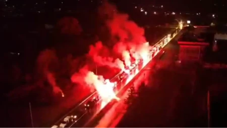 Kosjerić zasijao pod bakljama! Duga kolona vozila prošla kroz grad, crvena svetlost obasjala put u znak podrške listi „Aleksandar Vučić – Ujedinjena Srbija“ (VIDEO)