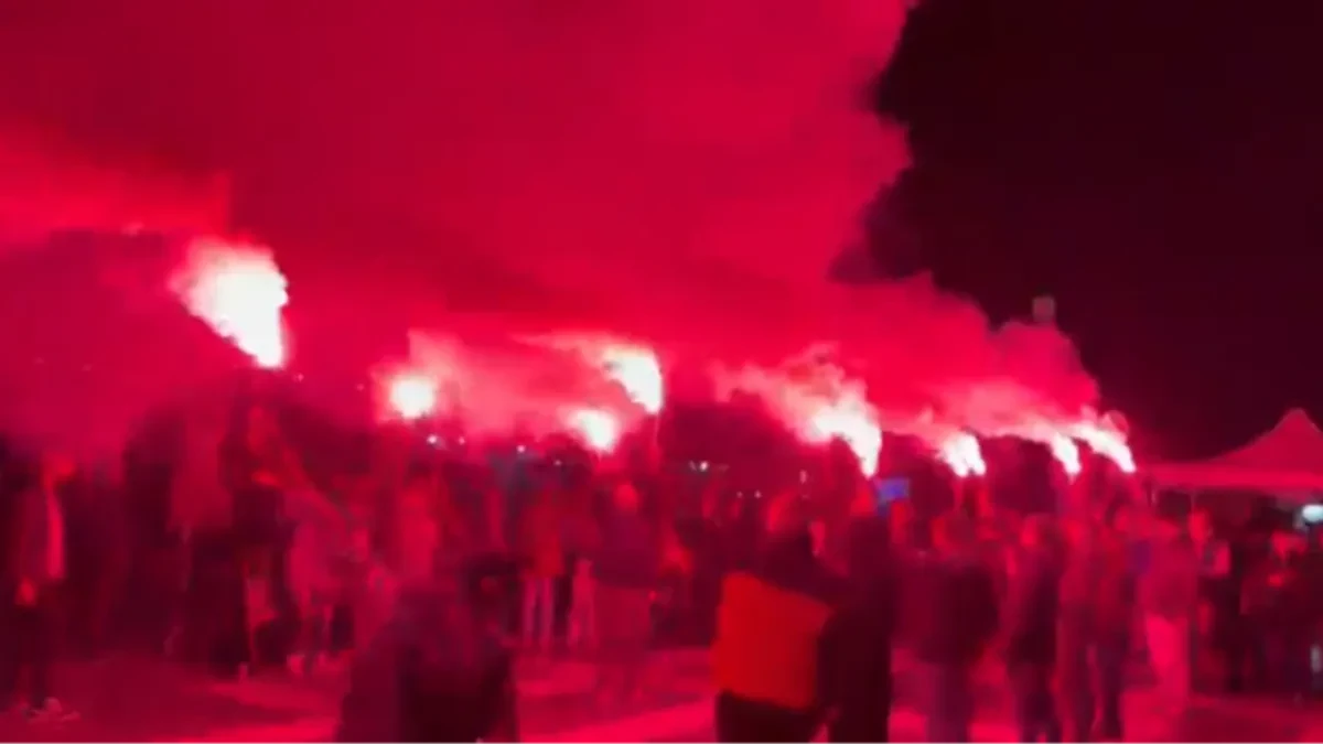Sokobanja zasijala u crvenom! Baklje obasjale noć, građani se okupili uz listu „Aleksandar Vučić – Ujedinjena Srbija“ (VIDEO)