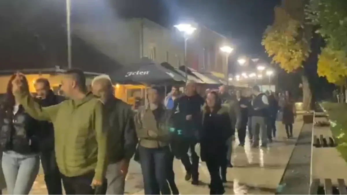 Golubac uz „Ujedinjenu Srbiju“! Građani zajedno prošetali ulicama i pružili podršku listi „Aleksandar Vučić – Ujedinjena Srbija“ (VIDEO)