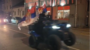 Kolone četvorotočkaša i razvijene trobojke na ulicama: Snažna podrška listi „Aleksandar Vučić – Ujedinjena Srbija“! 