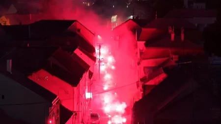 Sremski Karlovci u crvenoj svetlosti baklji! Pogledajte spektakularne snimke iz vazduha sa skupa podrške „Ujedinjenoj Srbiji“ (VIDEO)