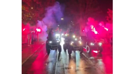 Bačka Palanka pod srpskim trobojkama! Baklje, kolona građana i crvena svetlost obeležili skup podrške „Ujedinjenoj Srbiji“ (VIDEO)