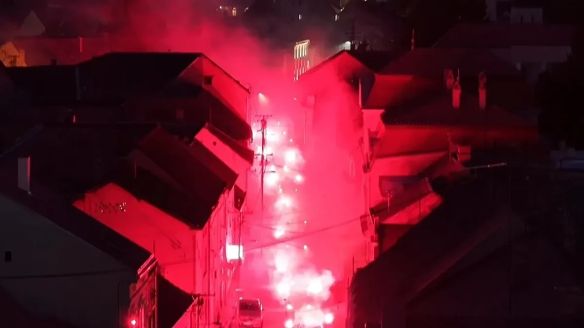 Sremski Karlovci u crvenoj svetlosti baklji! Pogledajte spektakularne snimke iz vazduha sa skupa podrške „Ujedinjenoj Srbiji“ (VIDEO)