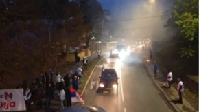 Beočin poslao poruku pred izbore! Kolona automobila sa srpskim zastavama, građani duž puta i veliki transparent „Ujedinjena Srbija“ (VIDEO)