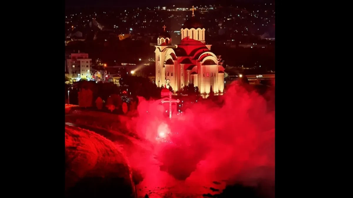 Veličanstvene scene iz Valjeva! Grad gori u crvenom sjaju baklji – Snažna podrška listi „Aleksandar Vučić – Ujedinjena Srbija“! (VIDEO)