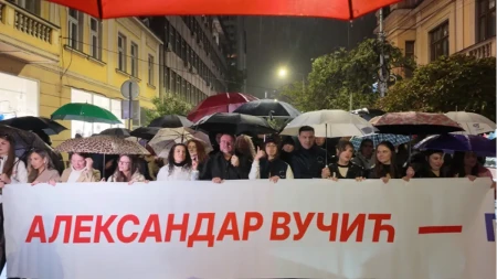 Niš uz listu broj 1! Uprkos kiši, reka građana na ulicama uz pesmu „Veseli se srpski rode“ (VIDEO)
