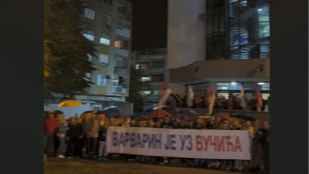 Varvarin poslao poruku pred izbore! Građani sa zastavama i velikim transparentom „Ujedinjena Srbija“ okupili se u centru (VIDEO)