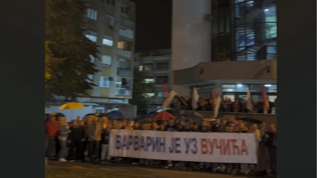 Varvarin poslao poruku pred izbore! Građani sa zastavama i velikim transparentom „Ujedinjena Srbija“ okupili se u centru (VIDEO)
