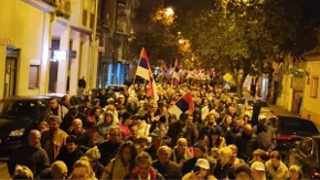 Ruma poslala snažnu poruku pred izbore! Duga kolona građana sa srpskim trobojkama prošla ulicama grada (VIDEO)