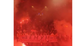 „Zemun je uz Vučića!“ Velika kolona građana prošla ulicama, na čelu povorke ogroman transparent sa porukom podrške (VIDEO)