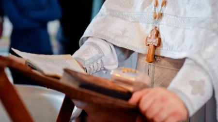 ŠTA SVE MORATE DA IMATE KOD KUĆE KADA SVEŠTENIK DOĐE DA OSVEŠTA VODICU: Evo zašto je ovaj običaj pred slavu veoma bitan