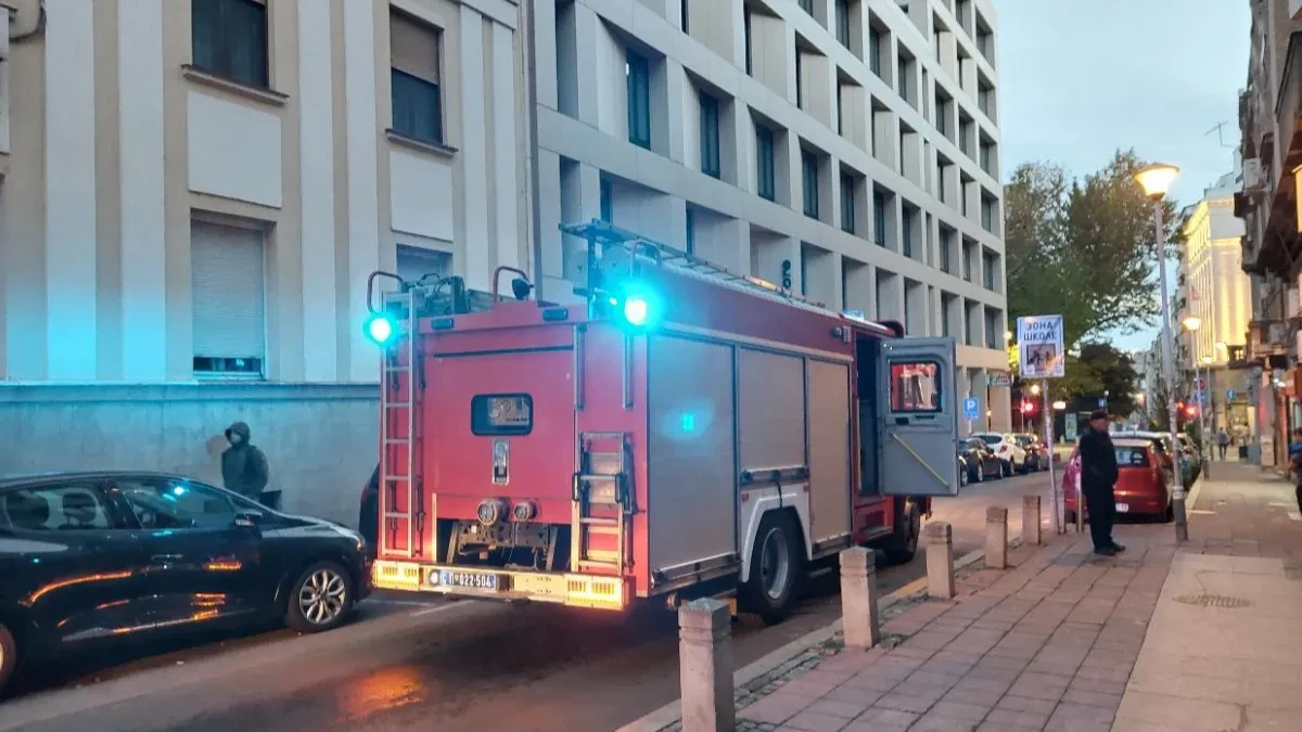 Požar u stanu na Vračaru, vatrogasci spasli dve osobe!