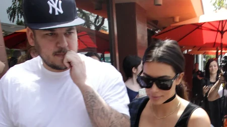 Kim Kardašijan slavila 46. rođendan, a svi gledaju u muškarca u crnom: "Pomerite se, hoću njega da vidim!"