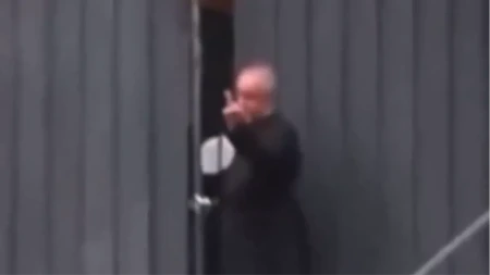 Snimak iz Italije zapalio mreže! Sveštenik usred haosa pokazao srednji prst demonstrantima (VIDEO)