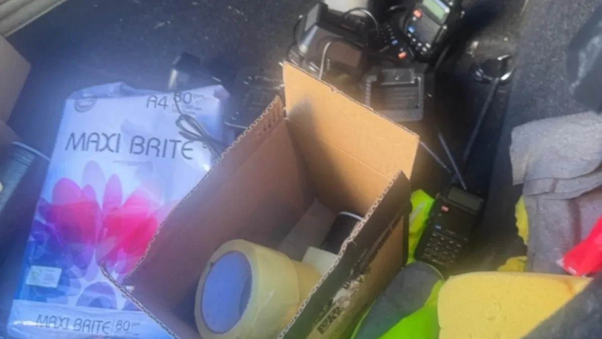 Policija zaustavila studenta L. A. u Beogradu, pa usledilo šokantno otkriće! U automobilu navodno više od 500 biber-sprejeva i radio-veze! (FOTO)