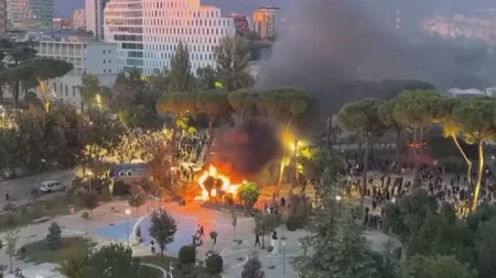 Tirana pod opsadom: Bes, kamenice i vodeni topovi!