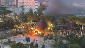 Tirana pod opsadom: Bes, kamenice i vodeni topovi!