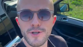 "Davala mi je auto, a ona išla autobusom" Naš pevač ostavio 18 godina stariju, pa se oženio policajkom