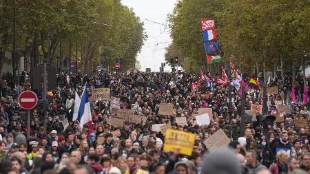 Policajac pokušao da glumi tinejdžera, pa postao predmet sprdnje cele Francuske! Jedna poruka zapalila društvene mreže i pretvorila se u simbol protesta!