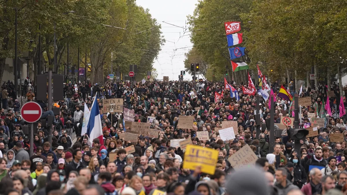 Policajac pokušao da glumi tinejdžera, pa postao predmet sprdnje cele Francuske! Jedna poruka zapalila društvene mreže i pretvorila se u simbol protesta!