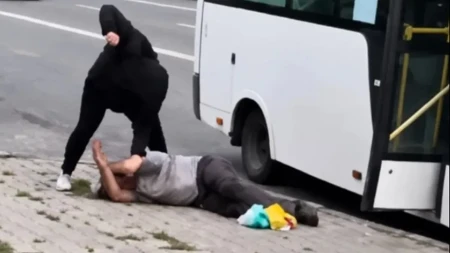 Žena izbacila muškarca iz autobusa, pa ga brutalno pretukla! Putnici sve gledali, a onda je usledio šok