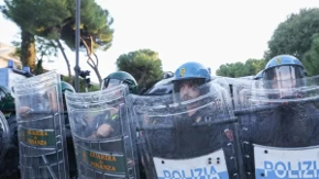 Policija u Rimu privela 200 demonstranata: Vlasnici radnje zakucali ploče na izloge, plaše se scenarija iz Milana