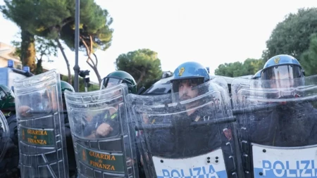 Policija u Rimu privela 200 demonstranata: Vlasnici radnje zakucali ploče na izloge, plaše se scenarija iz Milana