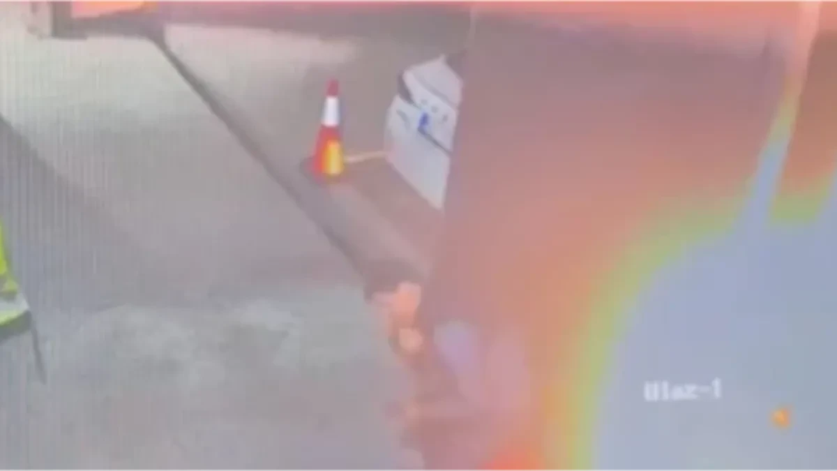 Jeziv napad na Informer! Dva topovska udara bačena na zgradu televizije, snimatelju eksplozija odjeknula pored glave! (VIDEO)