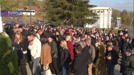 Na biračkom mestu u fabrici „Jumko“ u Rači velika gužva, čeka se i do sat vremena
