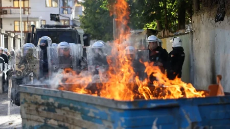Demonstranti gađaju ministarstva kamenjem, skandiraju "Došao vam je kraj": Haos u Tirani! 