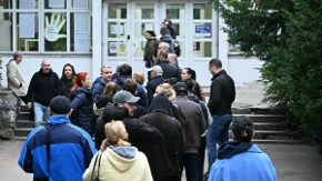 Gužva na biračkim mestima u Beogradu: Redovi građana koji čekaju da glasaju